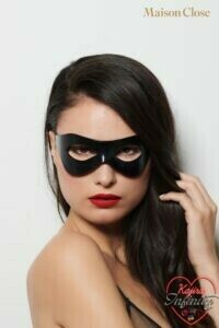 15888_300_masque_l_inconnu-maison_close.jpg